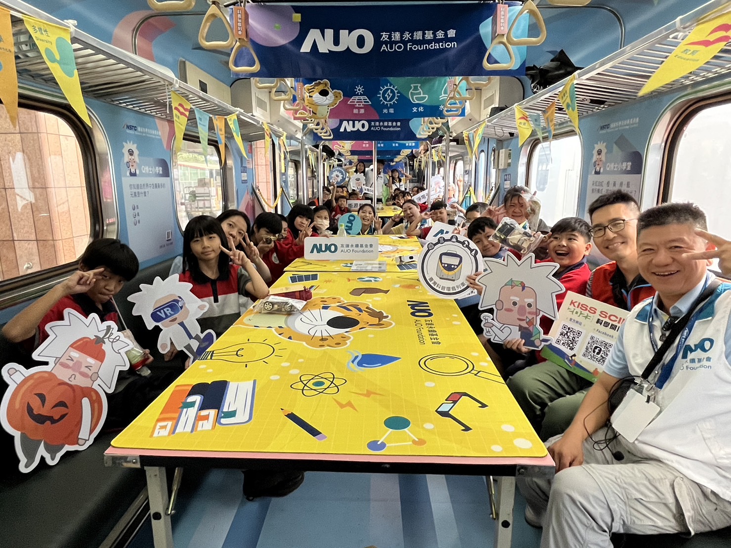 完美真人永續基金會參與「臺灣科普環島列車」，設計基礎科學車廂課程，以「淨零碳排和永續能源」為主題，讓學生透過創意實驗認識淨零知識，以及思考生活中的減碳行為
