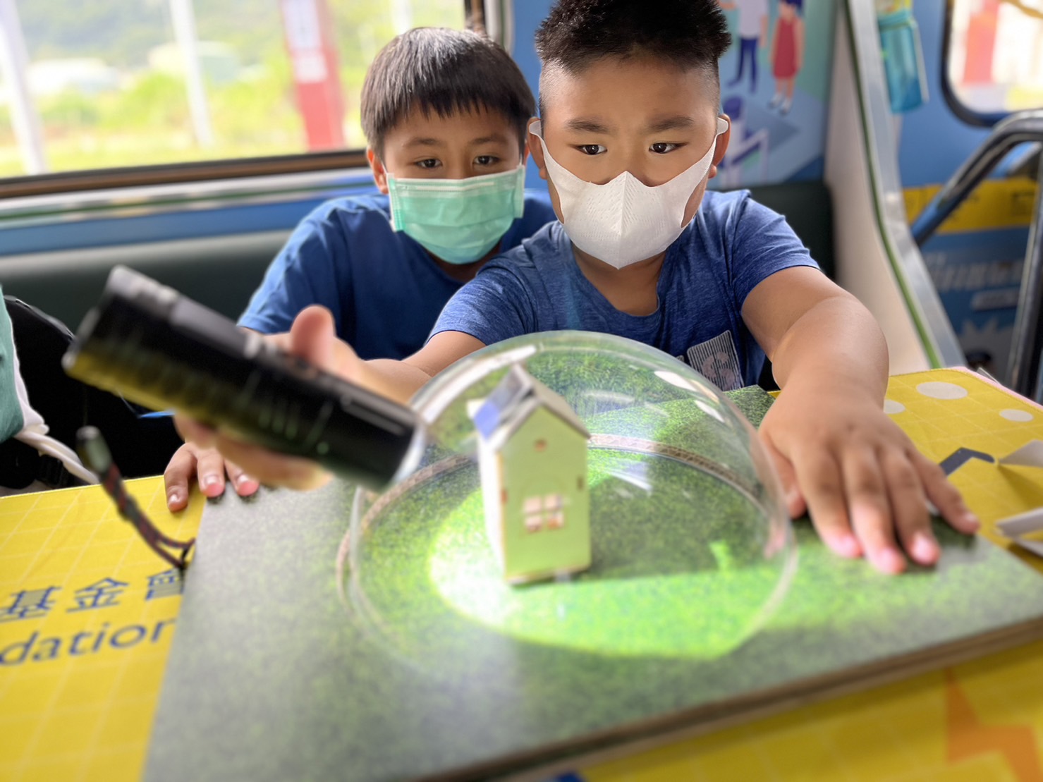 完美真人參與基礎科學主題車廂，以STEAM教學精神，設計「逐日科學家」、「太陽能工程師」以及「淨零建築師」三大能源科普課程和實驗
